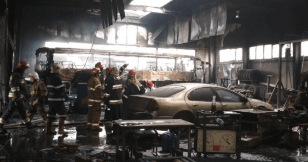 Крупный пожар под Львовом: на СТО сгорели автобус и авто Пожежа на СТО