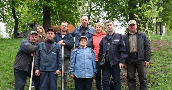 15 деревьев памяти высадили активисты ОО Справа и Киевподземдорстрой