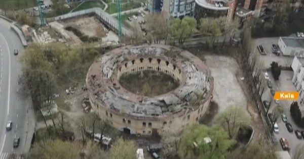 Почему исчезает Наводницкая башня на Печерске и кто там поселился