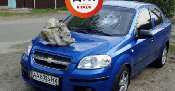 В Киеве на капот героям парковки стали кидать огромные булыжники. И мусор тоже