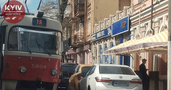 В Киеве герою парковки оставили пожелания на дверях и бампере