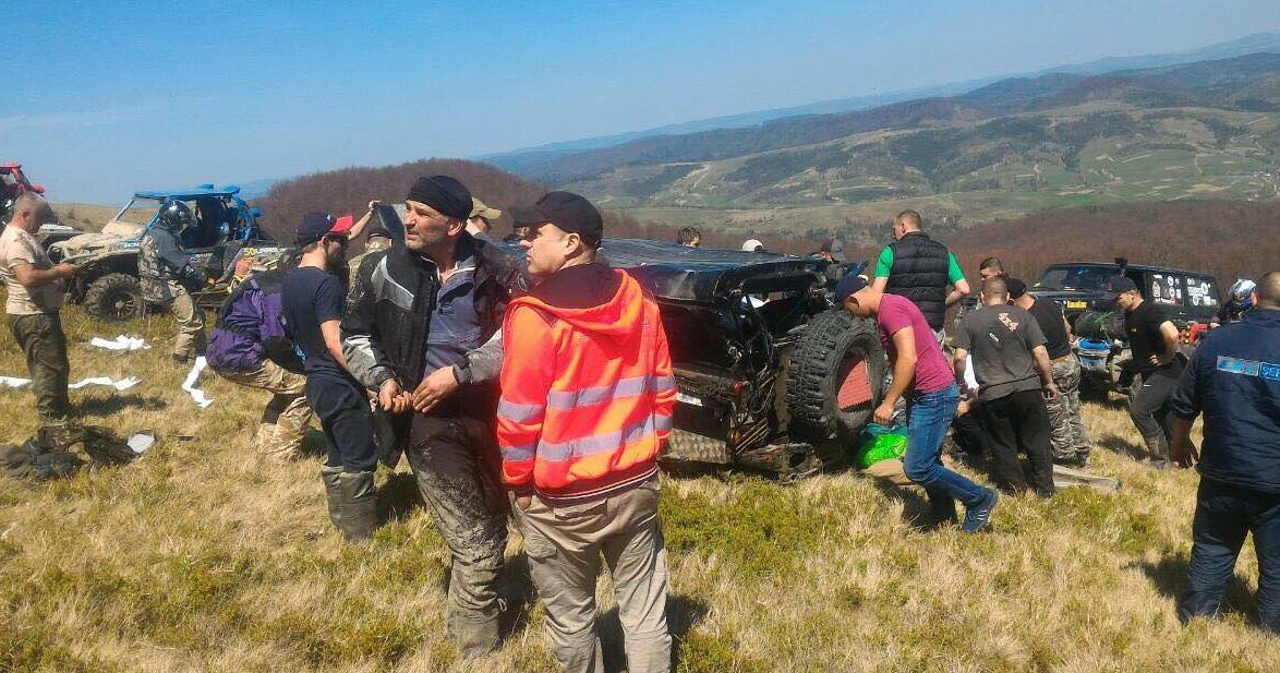 Во Львовской области авто с людьми сорвалось с горы