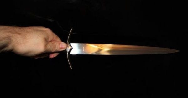 В РФ школьник воткнул кинжал в живот, исполняя роль Отелло кинджал