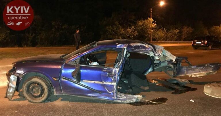 Нічна ДТП у Києві: авто розірвало навпіл, водій втік