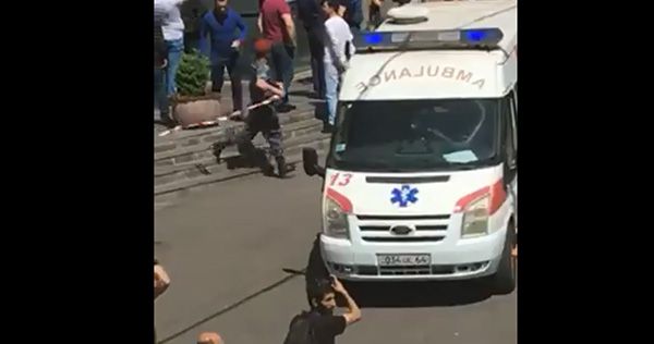 Стрельба в центре Еревана Стрілянина в Єревані