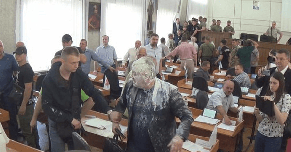 Стрілянина у Нікополі: депутат у кефірі відкрив вогонь під час сесії
