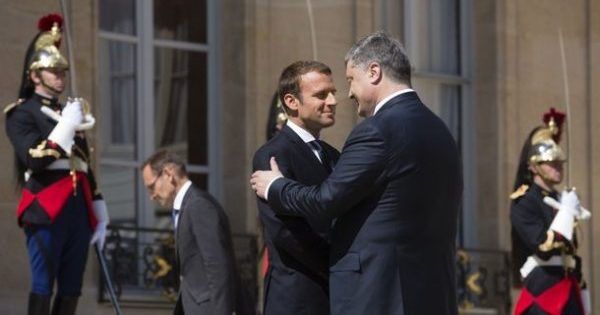 9 травня у Німеччині. Порошенко зустрінеться з Меркель і Макроном