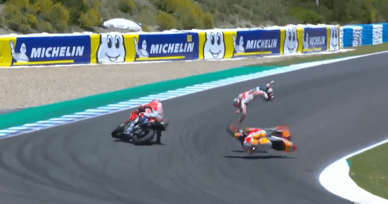 Жесткое столкновение трех гонщиков на мотогонках MotoGP