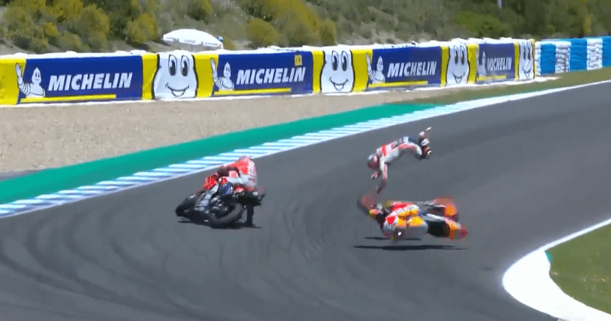 Жорстке зіткнення трьох гонщиків на мотоперегонах MotoGP