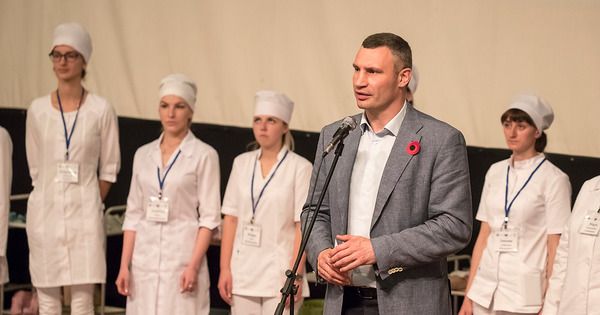 Кличко нагородив кращих медсестер столиці