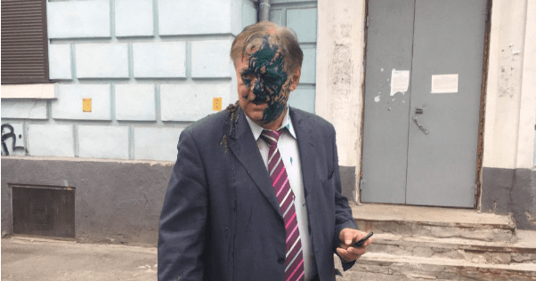 У Києві російського дипломата облили зеленкою і фекаліями