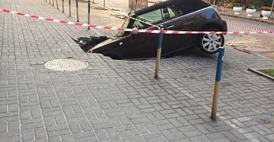 У Києві автомобіль провалився під землю Авто