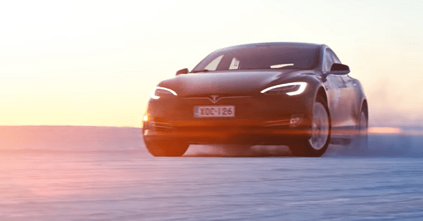 Tesla показала Roadster у дії та засвітила