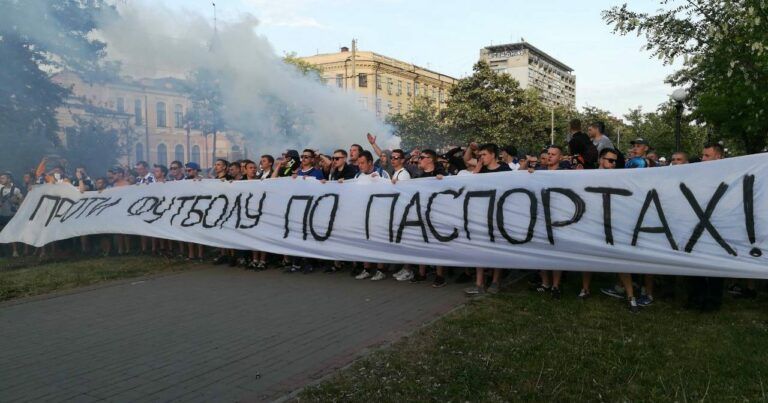 Драка полиции с фанатами в Днепре: разбитые головы и девушки в синяках