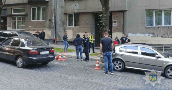 Учасник ДТП вдарив ножем дівчину-патрульну у Львові ДТП у Львові