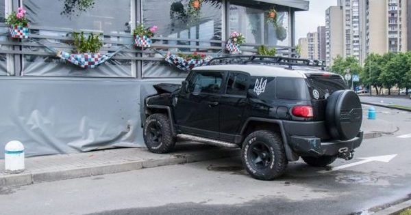 У Києві водій покинув поранених дружину і дітей і втік з місця ДТП дтп в киеве
