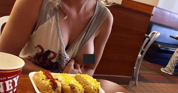 Новий секс-тренд: дівчата фотографуються у кафе топлес (18 )