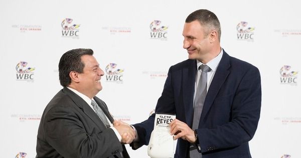 Кличко подписал с президентом WBC контракт на проведение в Киеве Конгресса организации