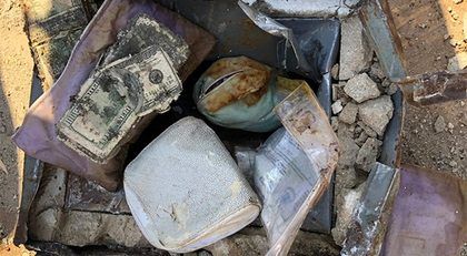 Семья нашла сейф с $16 тыс. и драгоценностями и отдала его соседям сейф