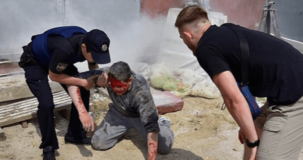 Дійшло до крові. Масова бійка і пожежа на незаконній забудові в Києві (18 )