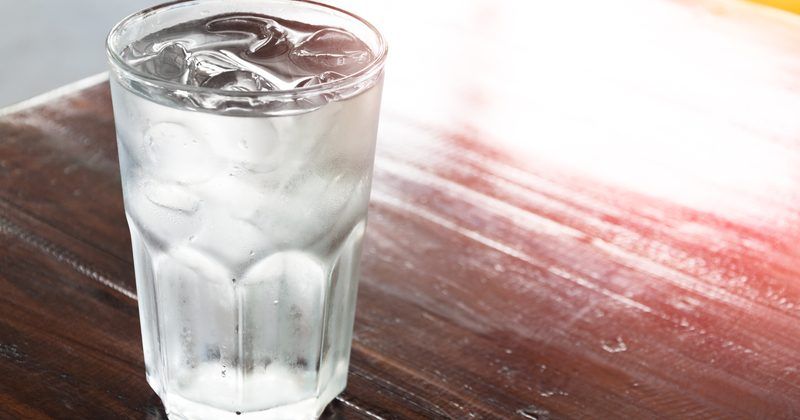 Чи можна запивати їжу водою Вода
