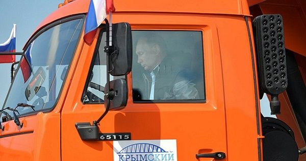 Когда не достаешь до педалей: Путин на КамАЗе нарвался на шутки