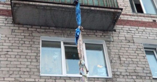 В РФ мужчина упал с 6 этажа, убегая от полицейских по простыням падение из окна