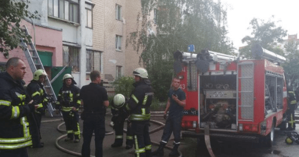 В Киеве из-за мусора загорелась многоэтажка Пожежа у Києві