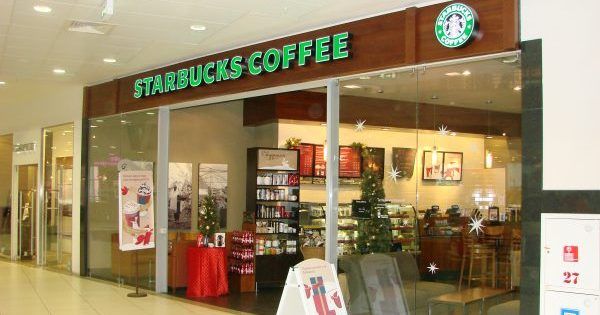 Starbucks разрешил посетителям занимать столики, не делая заказ Starbucks