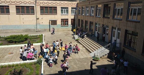 Отравление в школе Николаева: 400 учеников эвакуированы, более 30