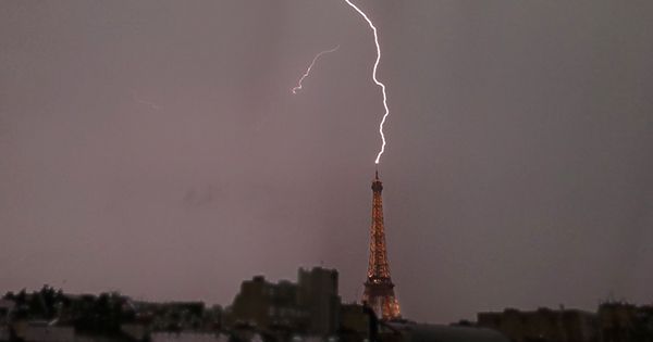 Эйфелеву башню поразила молния