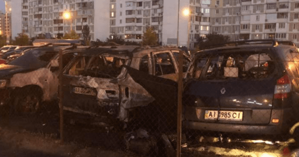 Взрыв и пожар: ночью в Киеве сожгли несколько авто Підпал авто