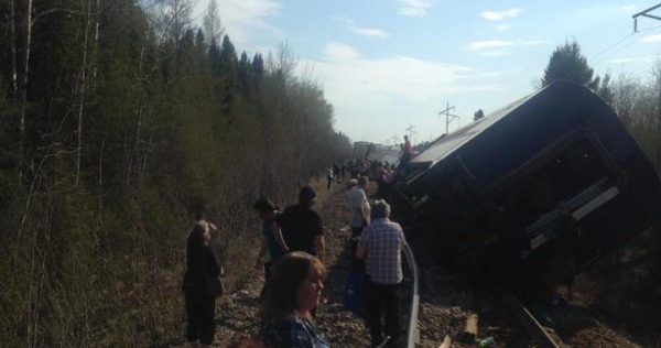 В Канаде пассажирский поезд сошел с рельсов и опрокинулся