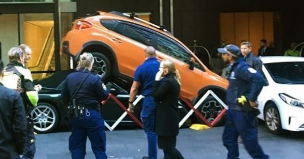 Работник отеля припарковал Porsche клиента под кроссовер