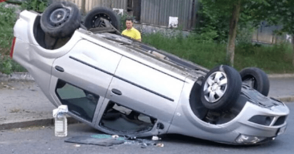 ДТП в Киеве: Renault лежит на крыше ДТП
