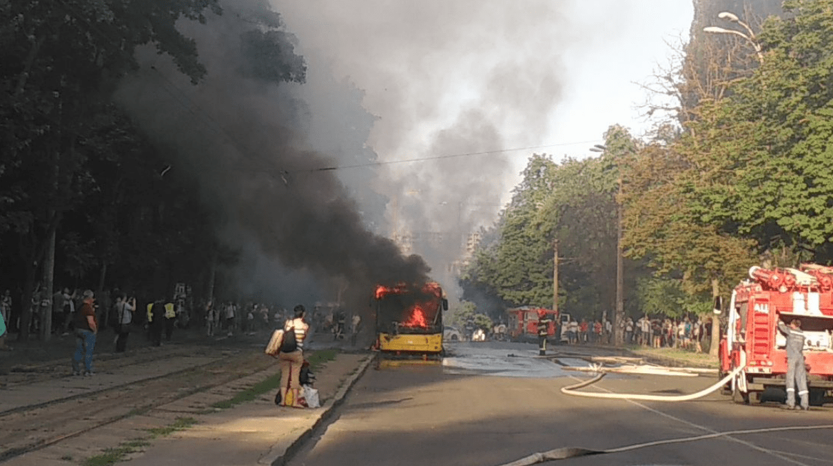 В Киеве дотла сгорел пассажирский автобус