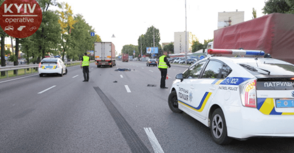 В Киеве фура сбила пешехода, перебегавшего Кольцевую ДТП у Києві