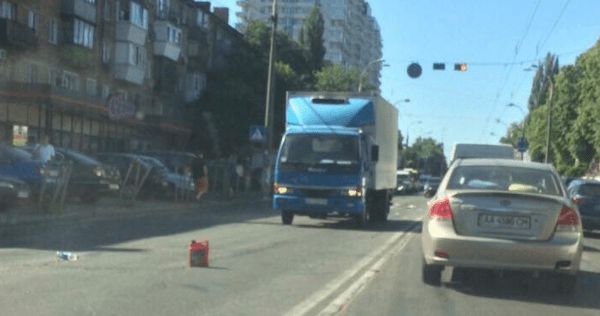 Кровавое утро: в Киеве грузовик сбил еще двух пешеходов ДТП у Києві