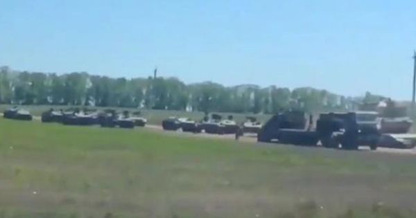 Россия стянула к границе с Украиной колонну военной техники