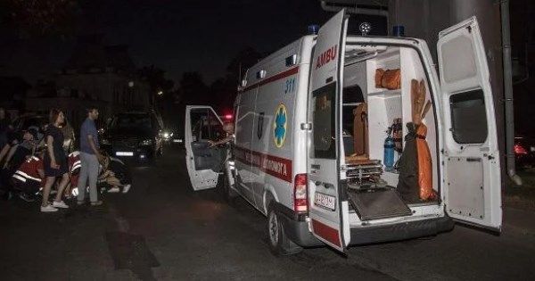 В Киеве мужчина спрыгнул с моста и попал под авто