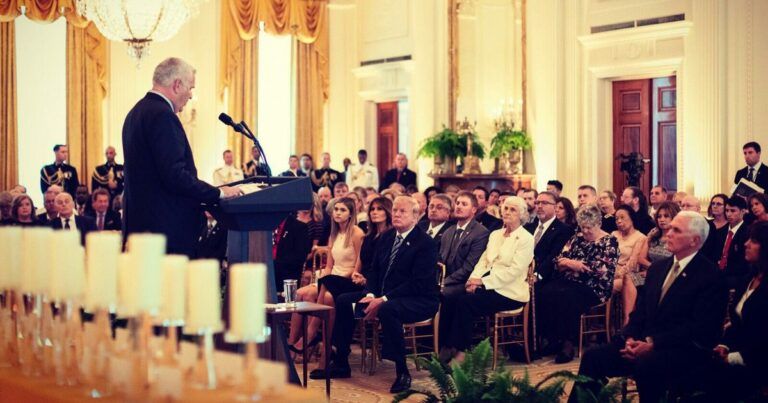 Меланія Трамп вперше показалася після операції