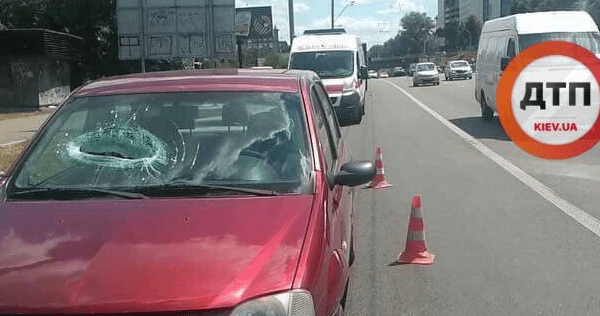 В Киеве кусок бетона упал с моста на Renault ДТП у Києві