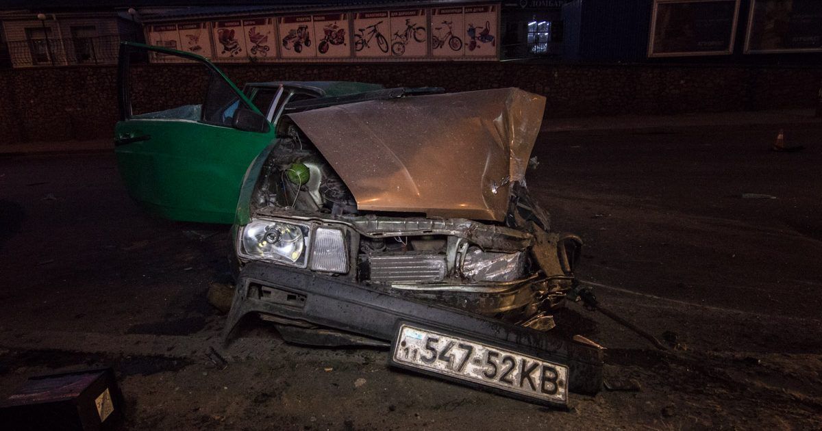 В Киеве пьяный водитель не справился с управлением и врезался в столб ДТП