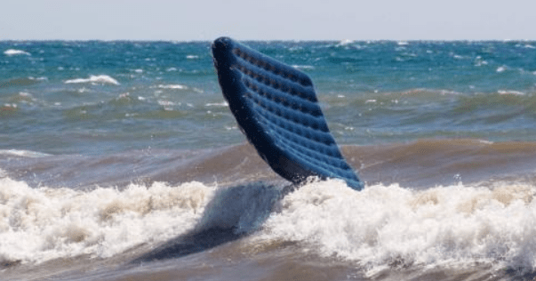 Віднесло у відкрите море: у Бердянську чоловік ледь не потонув через матрац