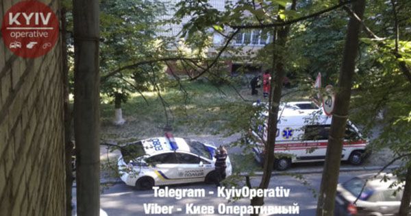 Смертельное падение: в Киеве женщина выпала из окна У Києві жінка випала з вікна