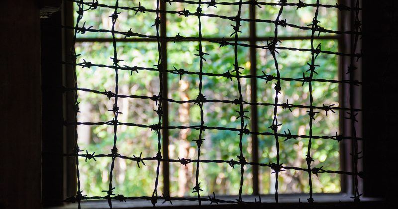 Россия уничтожает документы на советских заключенных Вікно у камері