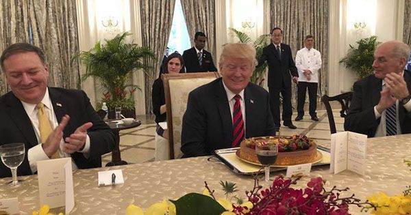 Трампа заздалегідь привітали з Днем народження і подарували торт Дональду Трампу подарували торт
