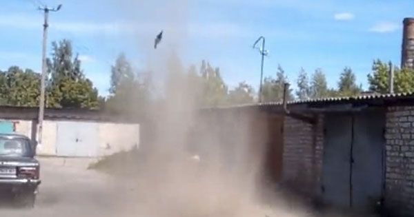 Смерч на Сумщине попал на видео Смерч на Сумщині