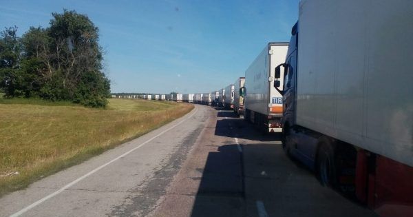 Росія закрила кордон для авто з України
