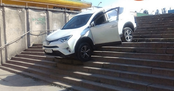 В Киеве водитель решил съехать по лестнице и застрял
